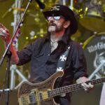 Develan estatua de Lemmy Kilmister en Burlsem, Inglaterra, su ciudad natal
